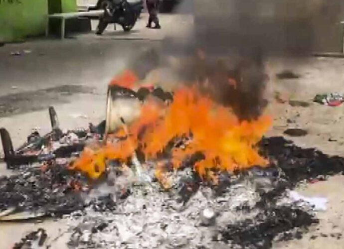 ভোট-পরবর্তী হিংসায় উত্তপ্ত বাংলা: কড়া পদক্ষেপের হুঁশিয়ারি রাজ্য পুলিশের ভোট-পরবর্তী হিংসায় উত্তপ্ত বাংলা: কড়া পদক্ষেপের হুঁশিয়ারি রাজ্য পুলিশের