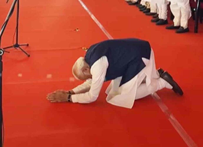 ব্রিগেডের মঞ্চে নতজানু হয়ে প্রণাম, ‘জনশক্তি’-র কাছে মাথা নত করলেন প্রধানমন্ত্রী মোদী