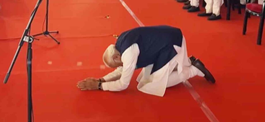 ব্রিগেডের মঞ্চে নতজানু হয়ে প্রণাম, ‘জনশক্তি’-র কাছে মাথা নত করলেন প্রধানমন্ত্রী মোদী