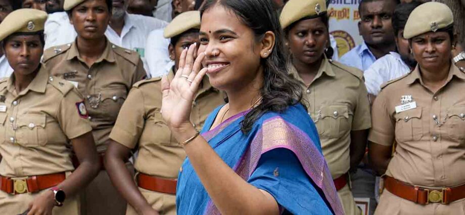 টিভিকে প্রধান বিজয়ের মন্ত্রিসভায় কনিষ্ঠতম সদস্য কীর্তন: ভোটকুশলী থেকে শিবকাশীর বিধায়ক হওয়ার জয়যাত্রা