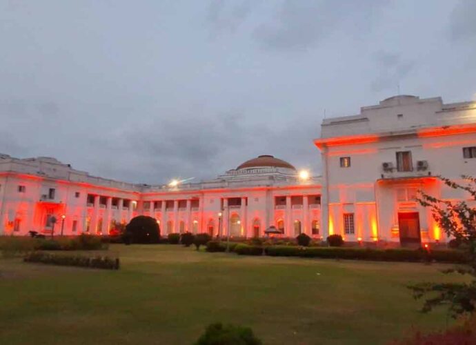 নীল-সাদার বিদায়, এ বার গেরুয়া আলোয় সেজে উঠল রাজ্য বিধানসভা