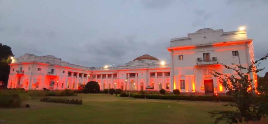 নীল-সাদার বিদায়, এ বার গেরুয়া আলোয় সেজে উঠল রাজ্য বিধানসভা নীল-সাদার বিদায়, এ বার গেরুয়া আলোয় সেজে উঠল রাজ্য বিধানসভা