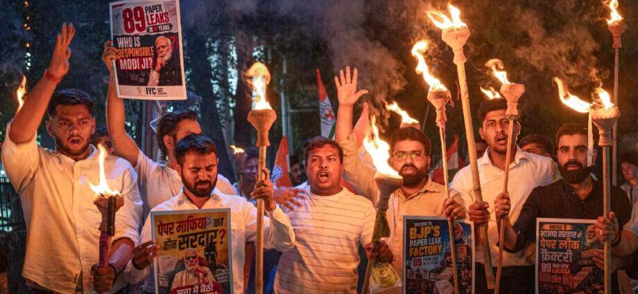 নিট-ইউজি ২০২৬: প্রশ্নফাঁসের নেপথ্যে ১০০ কোটির ‘পিরামিড’ চক্র, সিবিআই তদন্তে চাঞ্চল্যকর তথ্য নিট-ইউজি ২০২৬: প্রশ্নফাঁসের নেপথ্যে ১০০ কোটির ‘পিরামিড’ চক্র, সিবিআই তদন্তে চাঞ্চল্যকর তথ্য