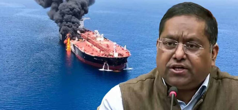 ওমান উপকূলে হামলার শিকার ভারতীয় জাহাজ, তীব্র নিন্দা জানাল বিদেশ মন্ত্রক