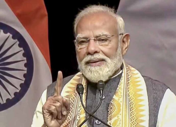 বিদেশের মাটিতেও মোদীর মুখে ‘ঝালমুড়ি’র গল্প, নেদারল্যান্ডসে প্রবাসী ভারতীয়দের উদ্দেশে খোঁচা প্রধানমন্ত্রীর