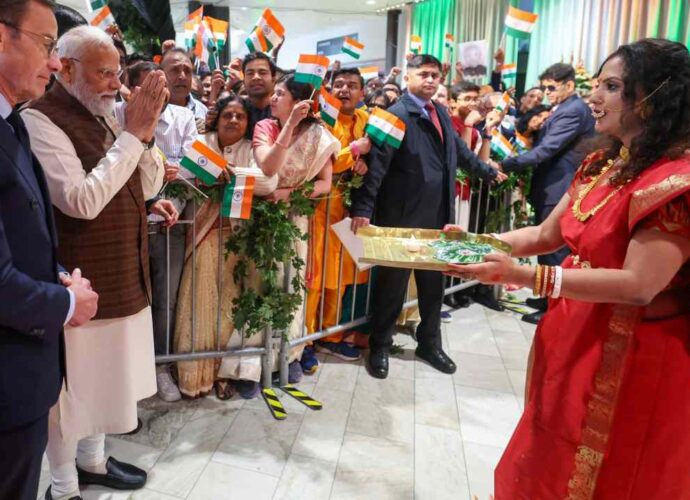 ইউরোপ সফরেও মোদীর ট্র্যাকে ‘বাঙালিয়ানা’: সুইডেনে উলুধ্বনি ও বরণডালায় স্বাগত, বাংলায় পোস্ট করে ধন্যবাদ প্রধানমন্ত্রীর
