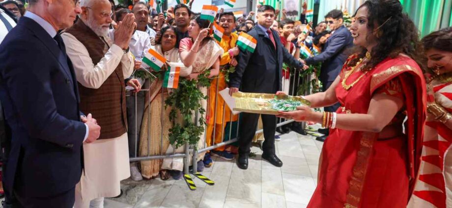 ইউরোপ সফরেও মোদীর ট্র্যাকে ‘বাঙালিয়ানা’: সুইডেনে উলুধ্বনি ও বরণডালায় স্বাগত, বাংলায় পোস্ট করে ধন্যবাদ প্রধানমন্ত্রীর