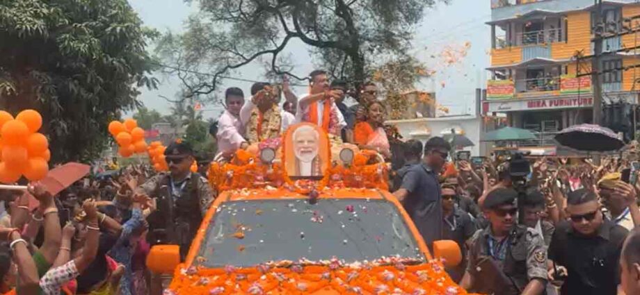 ফলতায় পুনর্নির্বাচনের শেষ লগ্নে প্রচারে মুখ্যমন্ত্রী শুভেন্দু: শিবমন্দিরে পুজো দিয়ে শুরু বর্ণাঢ্য রোড শো, মধ্যাহ্নভোজ নিহত বিজেপি কর্মীর ঘরে