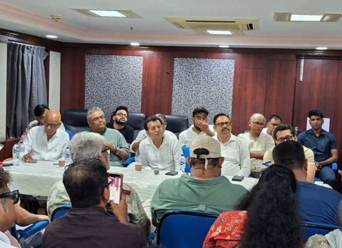টলিউড নিয়ে মুখ্যমন্ত্রীর কড়া বার্তা: রুদ্রনীল ঘোষ টলিউড নিয়ে মুখ্যমন্ত্রীর কড়া বার্তা: রুদ্রনীল ঘোষ