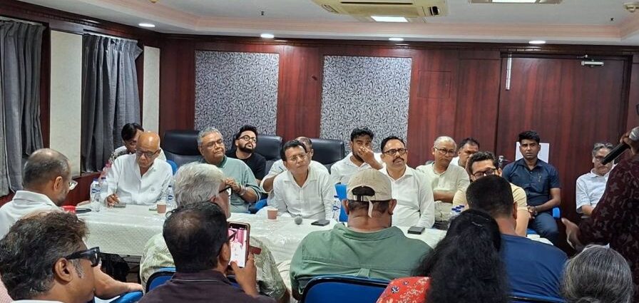 টলিউড নিয়ে মুখ্যমন্ত্রীর কড়া বার্তা: রুদ্রনীল ঘোষ টলিউড নিয়ে মুখ্যমন্ত্রীর কড়া বার্তা: রুদ্রনীল ঘোষ