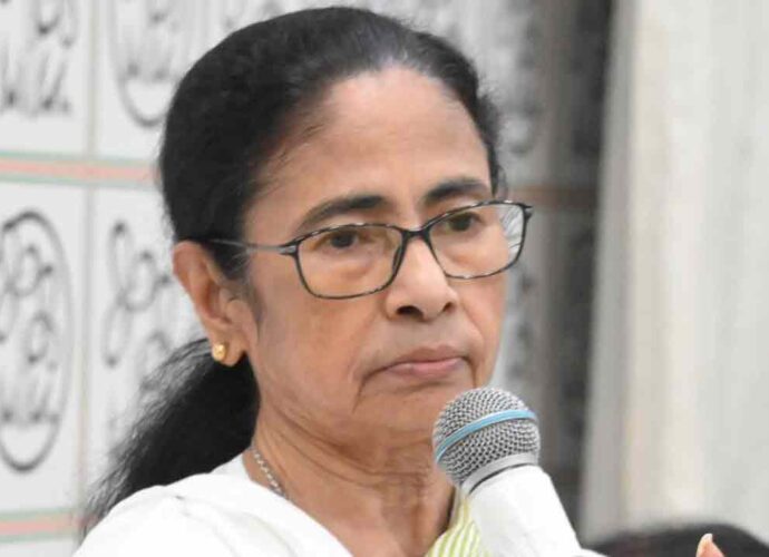 পুরসভায় ‘তালা-বিতর্ক’: কাউন্সিলরদের পদত্যাগ না করার নির্দেশ মমতার, আন্দোলনের রূপরেখা তৈরিতে তৃণমূল