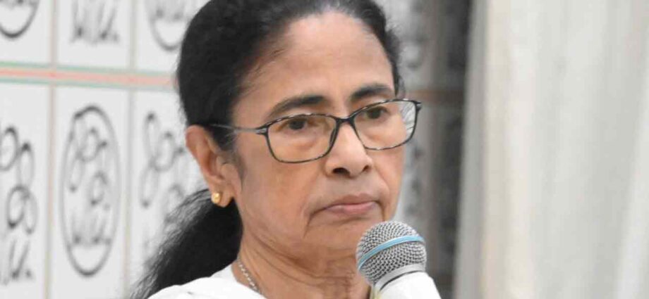 পুরসভায় ‘তালা-বিতর্ক’: কাউন্সিলরদের পদত্যাগ না করার নির্দেশ মমতার, আন্দোলনের রূপরেখা তৈরিতে তৃণমূল পুরসভায় ‘তালা-বিতর্ক’: কাউন্সিলরদের পদত্যাগ না করার নির্দেশ মমতার, আন্দোলনের রূপরেখা তৈরিতে তৃণমূল