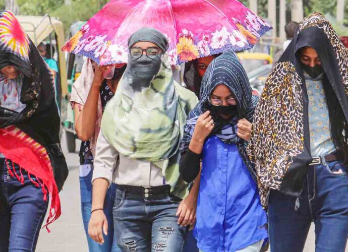 তাপপ্রবাহে তেলঙ্গানার সাত জেলায় মৃত্যু ১৬ জনের! রাজ্যের ১৬ জেলায় ৪৬ ডিগ্রি ছাড়াল তাপমাত্রা, সতর্কতা জারি