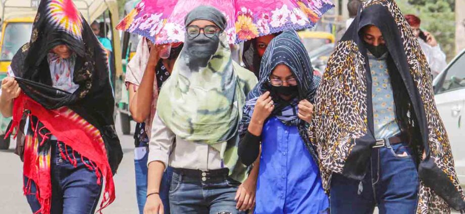 তাপপ্রবাহে তেলঙ্গানার সাত জেলায় মৃত্যু ১৬ জনের! রাজ্যের ১৬ জেলায় ৪৬ ডিগ্রি ছাড়াল তাপমাত্রা, সতর্কতা জারি