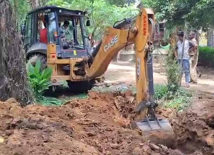 সোনাঝুরি জঙ্গল বাঁচাতে কড়া পদক্ষেপ: মাটির রাস্তা খুঁড়ল বন দফতর, উধাও হোটেল-রিসর্টের সাইনবোর্ড সোনাঝুরি জঙ্গল বাঁচাতে কড়া পদক্ষেপ: মাটির রাস্তা খুঁড়ল বন দফতর, উধাও হোটেল-রিসর্টের সাইনবোর্ড