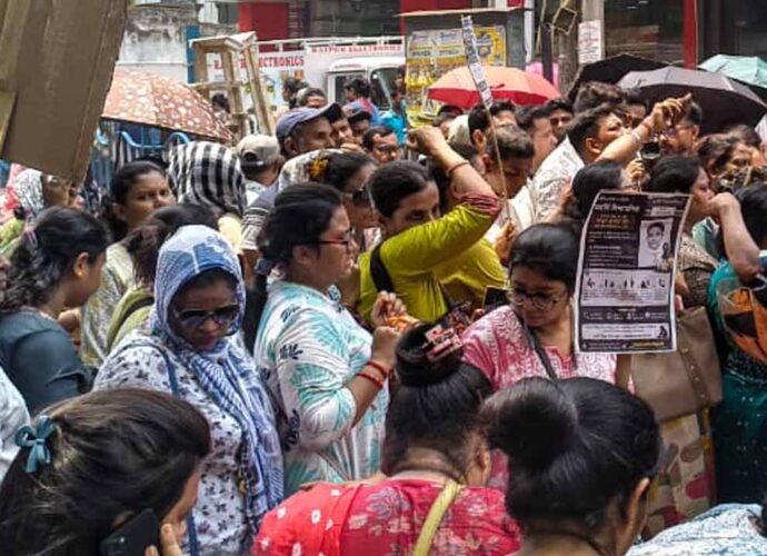 স্কুলের চরম গাফিলতিতে প্রাণ গেল তৃতীয় শ্রেণির পড়ুয়ার! তীব্র উত্তেজনা, ক্ষোভে ফেটে পড়লেন অভিভাবকেরা