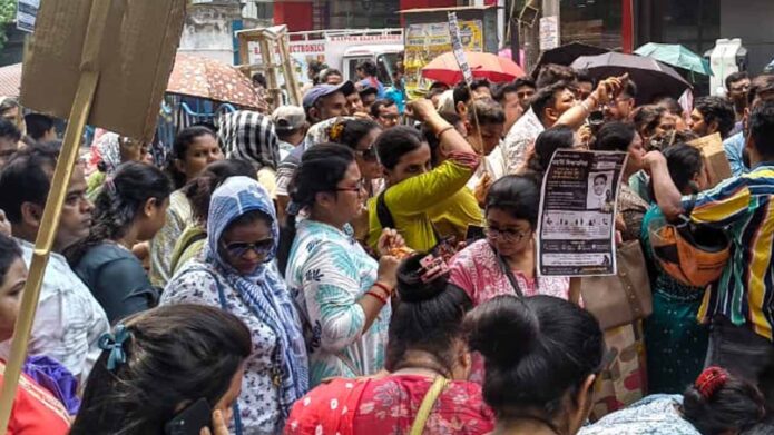 স্কুলের চরম গাফিলতিতে প্রাণ গেল তৃতীয় শ্রেণির পড়ুয়ার! তীব্র উত্তেজনা, ক্ষোভে ফেটে পড়লেন অভিভাবকেরা