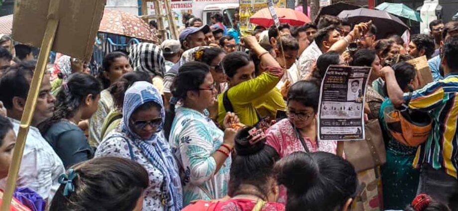 স্কুলের চরম গাফিলতিতে প্রাণ গেল তৃতীয় শ্রেণির পড়ুয়ার! তীব্র উত্তেজনা, ক্ষোভে ফেটে পড়লেন অভিভাবকেরা