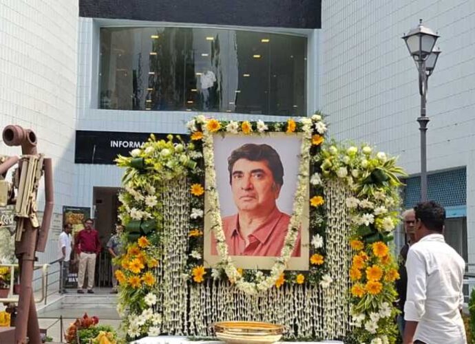 নন্দন চত্বরে অনীক দত্তের ছবিতে ফুলের মালা, পরিচালককে শেষ শ্রদ্ধা জানাতে জনতা-তারকা এক সারিতে