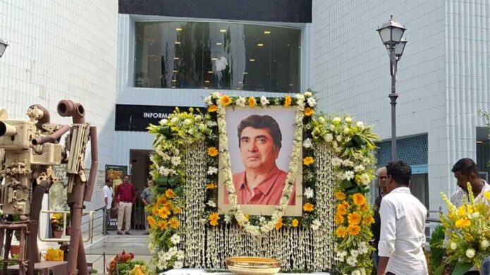 নন্দন চত্বরে অনীক দত্তের ছবিতে ফুলের মালা, পরিচালককে শেষ শ্রদ্ধা জানাতে জনতা-তারকা এক সারিতে
