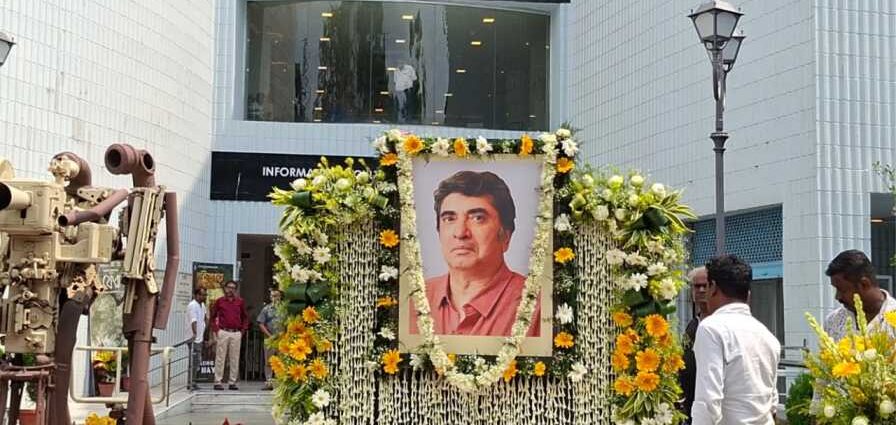 নন্দন চত্বরে অনীক দত্তের ছবিতে ফুলের মালা, পরিচালককে শেষ শ্রদ্ধা জানাতে জনতা-তারকা এক সারিতে নন্দন চত্বরে অনীক দত্তের ছবিতে ফুলের মালা, পরিচালককে শেষ শ্রদ্ধা জানাতে জনতা-তারকা এক সারিতে