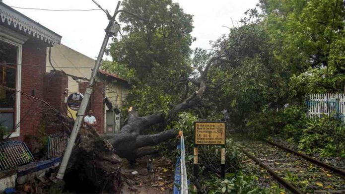 ৮৮ কিলোমিটার গতিবেগে ঝড় কলকাতায়, রাজ্যে দুর্যোগে মৃত্যু আট জনের! চার লক্ষ টাকা করে সাহায্য ঘোষণা শুভেন্দুর ৮৮ কিলোমিটার গতিবেগে ঝড় কলকাতায়, রাজ্যে দুর্যোগে মৃত্যু আট জনের! চার লক্ষ টাকা করে সাহায্য ঘোষণা শুভেন্দুর