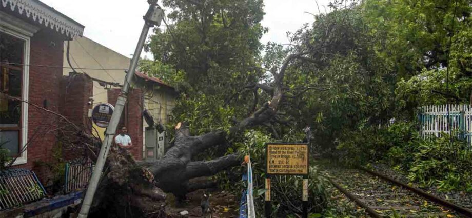 ৮৮ কিলোমিটার গতিবেগে ঝড় কলকাতায়, রাজ্যে দুর্যোগে মৃত্যু আট জনের! চার লক্ষ টাকা করে সাহায্য ঘোষণা শুভেন্দুর ৮৮ কিলোমিটার গতিবেগে ঝড় কলকাতায়, রাজ্যে দুর্যোগে মৃত্যু আট জনের! চার লক্ষ টাকা করে সাহায্য ঘোষণা শুভেন্দুর