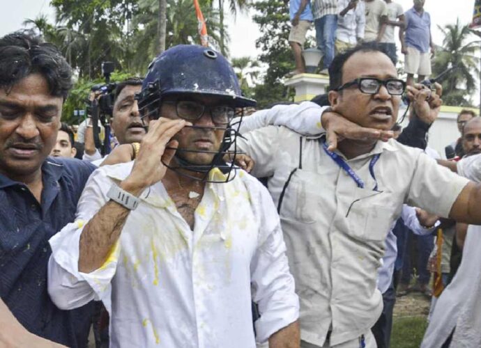 পরাজয়ের পর প্রথম ‘অভিযানে’ গিয়েই আক্রান্ত অভিষেক! ছোড়া হল ডিম-জুতো, চলল চড়-ঘুষি, হাসপাতাল ঘুরে গেলেন বাড়িতে