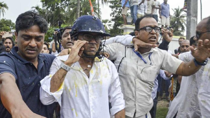 পরাজয়ের পর প্রথম ‘অভিযানে’ গিয়েই আক্রান্ত অভিষেক! ছোড়া হল ডিম-জুতো, চলল চড়-ঘুষি, হাসপাতাল ঘুরে গেলেন বাড়িতে