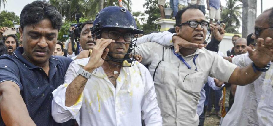 পরাজয়ের পর প্রথম ‘অভিযানে’ গিয়েই আক্রান্ত অভিষেক! ছোড়া হল ডিম-জুতো, চলল চড়-ঘুষি, হাসপাতাল ঘুরে গেলেন বাড়িতে পরাজয়ের পর প্রথম ‘অভিযানে’ গিয়েই আক্রান্ত অভিষেক! ছোড়া হল ডিম-জুতো, চলল চড়-ঘুষি, হাসপাতাল ঘুরে গেলেন বাড়িতে