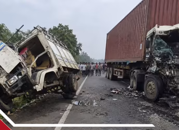 মুম্বই-আহমেদাবাদ হাইওয়েতে কন্টেনার ট্রাকের ধাক্কায় বরযাত্রীর গাড়ি চূর্ণ, পালঘরে মৃত অন্তত ১২, আশঙ্কাজনক ৩৫