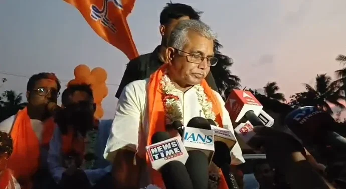 খড়্গপুরে মন্ত্রী দিলীপ ঘোষের বর্ণাঢ্য ‘অভিনন্দন যাত্রা’: ডিভিসি মোড় থেকে তালবাগিচা পর্যন্ত জনজোয়ার খড়্গপুরে মন্ত্রী দিলীপ ঘোষের বর্ণাঢ্য ‘অভিনন্দন যাত্রা’: ডিভিসি মোড় থেকে তালবাগিচা পর্যন্ত জনজোয়ার