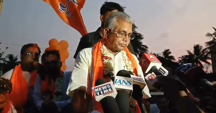 খড়্গপুরে মন্ত্রী দিলীপ ঘোষের বর্ণাঢ্য ‘অভিনন্দন যাত্রা’: ডিভিসি মোড় থেকে তালবাগিচা পর্যন্ত জনজোয়ার খড়্গপুরে মন্ত্রী দিলীপ ঘোষের বর্ণাঢ্য ‘অভিনন্দন যাত্রা’: ডিভিসি মোড় থেকে তালবাগিচা পর্যন্ত জনজোয়ার