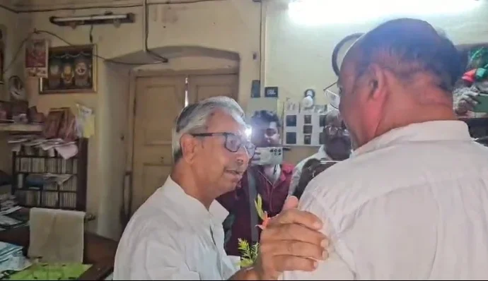 রাজনীতিতে বিরল সৌজন্য: রামপুরহাটের পাঁচবারের তৃণমূল বিধায়ক আশিস বন্দ্যোপাধ্যায়ের বাড়ি গিয়ে প্রণাম করলেন বিজেপির নতুন বিধায়ক ধ্রুব সাহা রাজনীতিতে বিরল সৌজন্য: রামপুরহাটের পাঁচবারের তৃণমূল বিধায়ক আশিস বন্দ্যোপাধ্যায়ের বাড়ি গিয়ে প্রণাম করলেন বিজেপির নতুন বিধায়ক ধ্রুব সাহা
