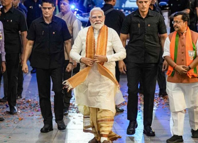 ‘গঙ্গোত্রী থেকে গঙ্গাসাগর, সর্বত্র ফুটেছে পদ্ম’: বাংলায় ঐতিহাসিক জয়ের পর দিল্লির মঞ্চে হুঙ্কার মোদীর ‘গঙ্গোত্রী থেকে গঙ্গাসাগর, সর্বত্র ফুটেছে পদ্ম’: বাংলায় ঐতিহাসিক জয়ের পর দিল্লির মঞ্চে হুঙ্কার মোদীর