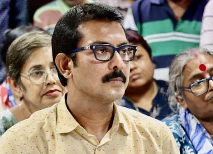গ্রেফতার স্বরূপ বিশ্বাস! প্রাক্তন মন্ত্রী অরূপ বিশ্বাসের ভাইকে তোলাবাজি ও শ্লীলতাহানির অভিযোগে ধরল পুলিশ