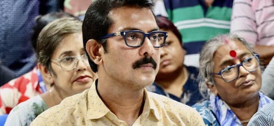 গ্রেফতার স্বরূপ বিশ্বাস! প্রাক্তন মন্ত্রী অরূপ বিশ্বাসের ভাইকে তোলাবাজি ও শ্লীলতাহানির অভিযোগে ধরল পুলিশ