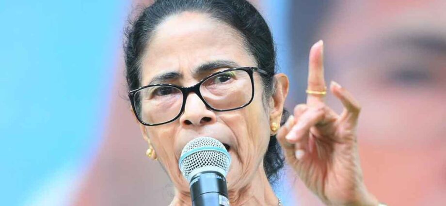 ২১ জুলাইয়ের সমাবেশের ডাক মমতার, দলবদলু ও বিদ্রোহীদের ‘না ঘর কা না ঘাট কা’ হওয়ার হুঁশিয়ারি