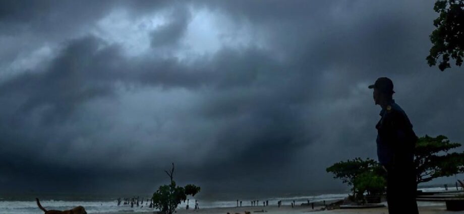 দু’টি ব্যাগে বোঝাই রাশি রাশি উই ধরা নোট! সুরেন্দ্রনাথ কলেজ ছাত্র সংসদের ঘর থেকে উদ্ধার করে নিয়ে গেল পুলিশ দু’টি ব্যাগে বোঝাই রাশি রাশি উই ধরা নোট! সুরেন্দ্রনাথ কলেজ ছাত্র সংসদের ঘর থেকে উদ্ধার করে নিয়ে গেল পুলিশ