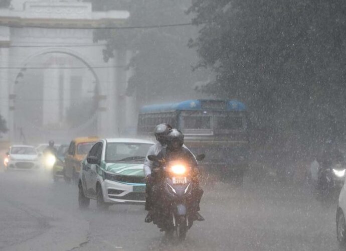 আগামী শুক্রবার পর্যন্ত দক্ষিণ ও উত্তরবঙ্গে দুর্যোগপূর্ণ আবহাওয়া, জারি ঝোড়ো হাওয়ার পূর্বাভাস