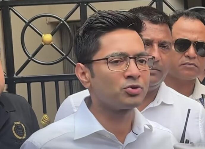 সই জাল-কাণ্ড: হাই কোর্টের নির্দেশে ভবানী ভবনে অভিষেক, সাড়ে ৫ ঘণ্টা জিজ্ঞাসাবাদের পর মুক্তি সই জাল-কাণ্ড: হাই কোর্টের নির্দেশে ভবানী ভবনে অভিষেক, সাড়ে ৫ ঘণ্টা জিজ্ঞাসাবাদের পর মুক্তি