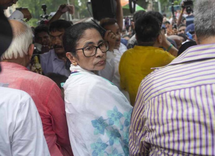দল দখলের জাদু-সংখ্যা প্রায় নাগালে ঋতব্রতদের! আরও নিঃসঙ্গ মমতা, ধর্নামঞ্চে তাঁর পাশে মাত্র ৮ জন বিধায়ক দল দখলের জাদু-সংখ্যা প্রায় নাগালে ঋতব্রতদের! আরও নিঃসঙ্গ মমতা, ধর্নামঞ্চে তাঁর পাশে মাত্র ৮ জন বিধায়ক