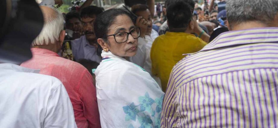 দল দখলের জাদু-সংখ্যা প্রায় নাগালে ঋতব্রতদের! আরও নিঃসঙ্গ মমতা, ধর্নামঞ্চে তাঁর পাশে মাত্র ৮ জন বিধায়ক