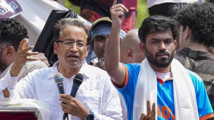 নিট-ইউজি সহ একাধিক পরীক্ষায় অনিয়মের অভিযোগ: কেন্দ্রীয় শিক্ষামন্ত্রীর পদত্যাগের দাবিতে দিল্লিতে ‘ককরোচ জনতা পার্টি’-র মেগা বিক্ষোভ নিট-ইউজি সহ একাধিক পরীক্ষায় অনিয়মের অভিযোগ: কেন্দ্রীয় শিক্ষামন্ত্রীর পদত্যাগের দাবিতে দিল্লিতে ‘ককরোচ জনতা পার্টি’-র মেগা বিক্ষোভ