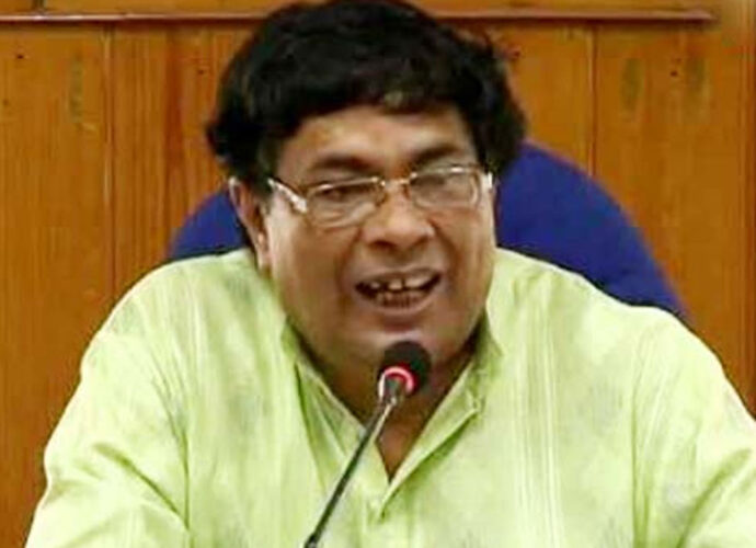 ত্রাণসামগ্রী চুরির অভিযোগে কৃষ্ণনগরে গ্রেফতার প্রাক্তন মন্ত্রী উজ্জ্বল বিশ্বাস! বাড়িতে হামলা, ভাঙচুর! ছোড়া হল ডিম ত্রাণসামগ্রী চুরির অভিযোগে কৃষ্ণনগরে গ্রেফতার প্রাক্তন মন্ত্রী উজ্জ্বল বিশ্বাস! বাড়িতে হামলা, ভাঙচুর! ছোড়া হল ডিম