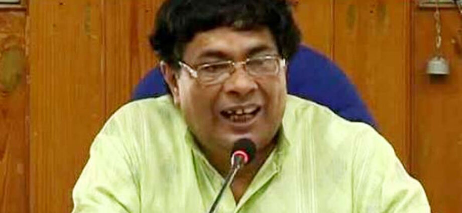 ত্রাণসামগ্রী চুরির অভিযোগে কৃষ্ণনগরে গ্রেফতার প্রাক্তন মন্ত্রী উজ্জ্বল বিশ্বাস! বাড়িতে হামলা, ভাঙচুর! ছোড়া হল ডিম ত্রাণসামগ্রী চুরির অভিযোগে কৃষ্ণনগরে গ্রেফতার প্রাক্তন মন্ত্রী উজ্জ্বল বিশ্বাস! বাড়িতে হামলা, ভাঙচুর! ছোড়া হল ডিম