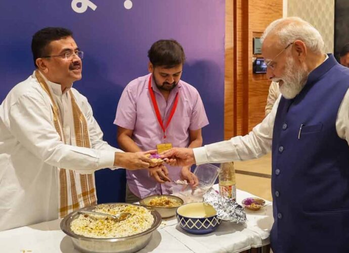 প্রধানমন্ত্রী হিসেবে ১২ বছর পূর্তি উপলক্ষে এনডিএর বিশেষ বৈঠক, মোদীর হাতে ঝালমুড়ি তুলে দিলেন মুখ্যমন্ত্রী শুভেন্দু
