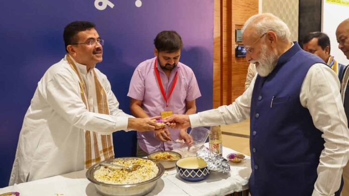 প্রধানমন্ত্রী হিসেবে ১২ বছর পূর্তি উপলক্ষে এনডিএর বিশেষ বৈঠক, মোদীর হাতে ঝালমুড়ি তুলে দিলেন মুখ্যমন্ত্রী শুভেন্দু প্রধানমন্ত্রী হিসেবে ১২ বছর পূর্তি উপলক্ষে এনডিএর বিশেষ বৈঠক, মোদীর হাতে ঝালমুড়ি তুলে দিলেন মুখ্যমন্ত্রী শুভেন্দু