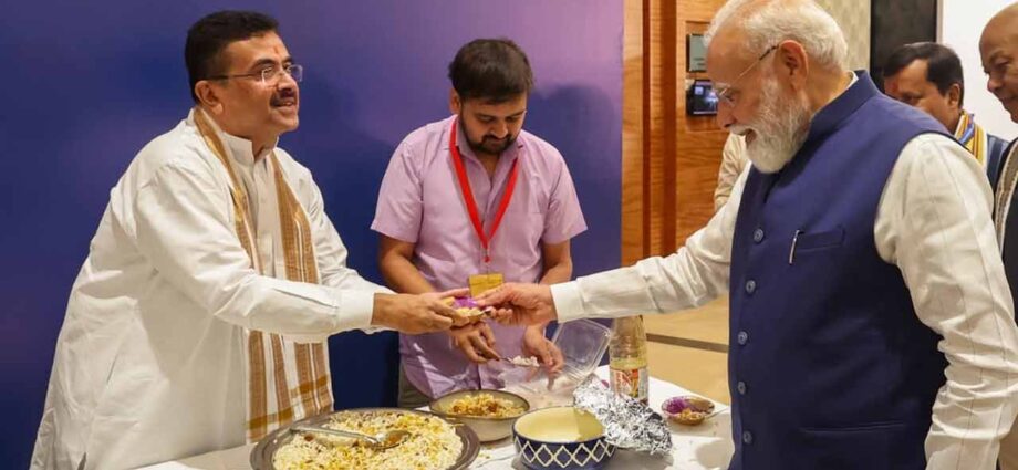 প্রধানমন্ত্রী হিসেবে ১২ বছর পূর্তি উপলক্ষে এনডিএর বিশেষ বৈঠক, মোদীর হাতে ঝালমুড়ি তুলে দিলেন মুখ্যমন্ত্রী শুভেন্দু