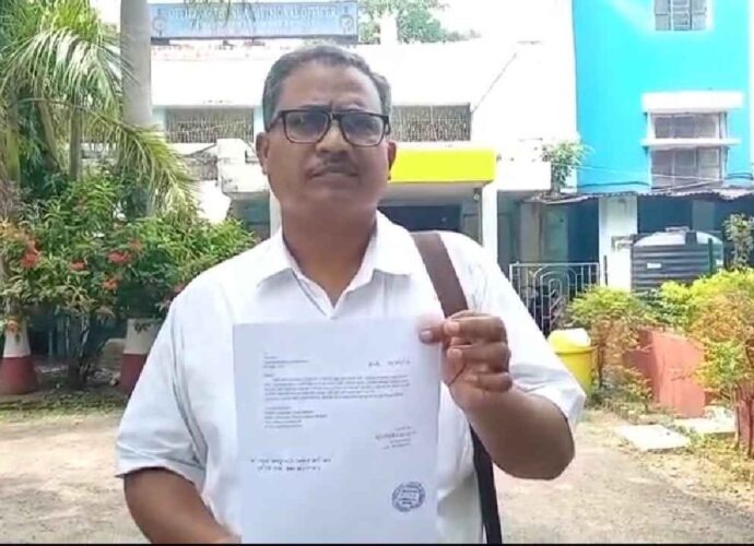 আবেদন না করেও অ্যাকাউন্টে অন্নপূর্ণা যোজনার টাকা, ফেরত দিতে মহকুমাশাসকের দ্বারস্থ পুরুলিয়ার বাসিন্দা আবেদন না করেও অ্যাকাউন্টে অন্নপূর্ণা যোজনার টাকা, ফেরত দিতে মহকুমাশাসকের দ্বারস্থ পুরুলিয়ার বাসিন্দা